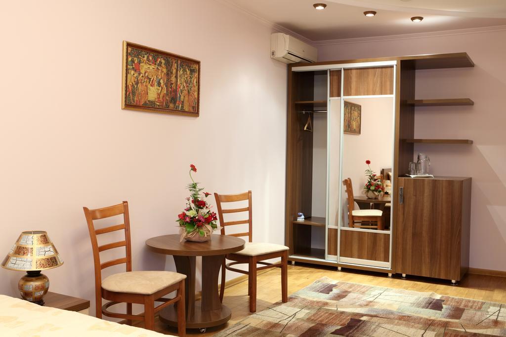 Hotel Bachus Chisinau Quarto foto